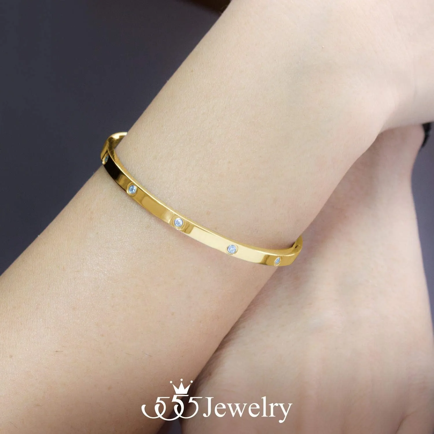 555Jewelry Womens Sparkling Cubic Zirconia Secure Hinge Lock Bangle Stainless Steel Bracelet