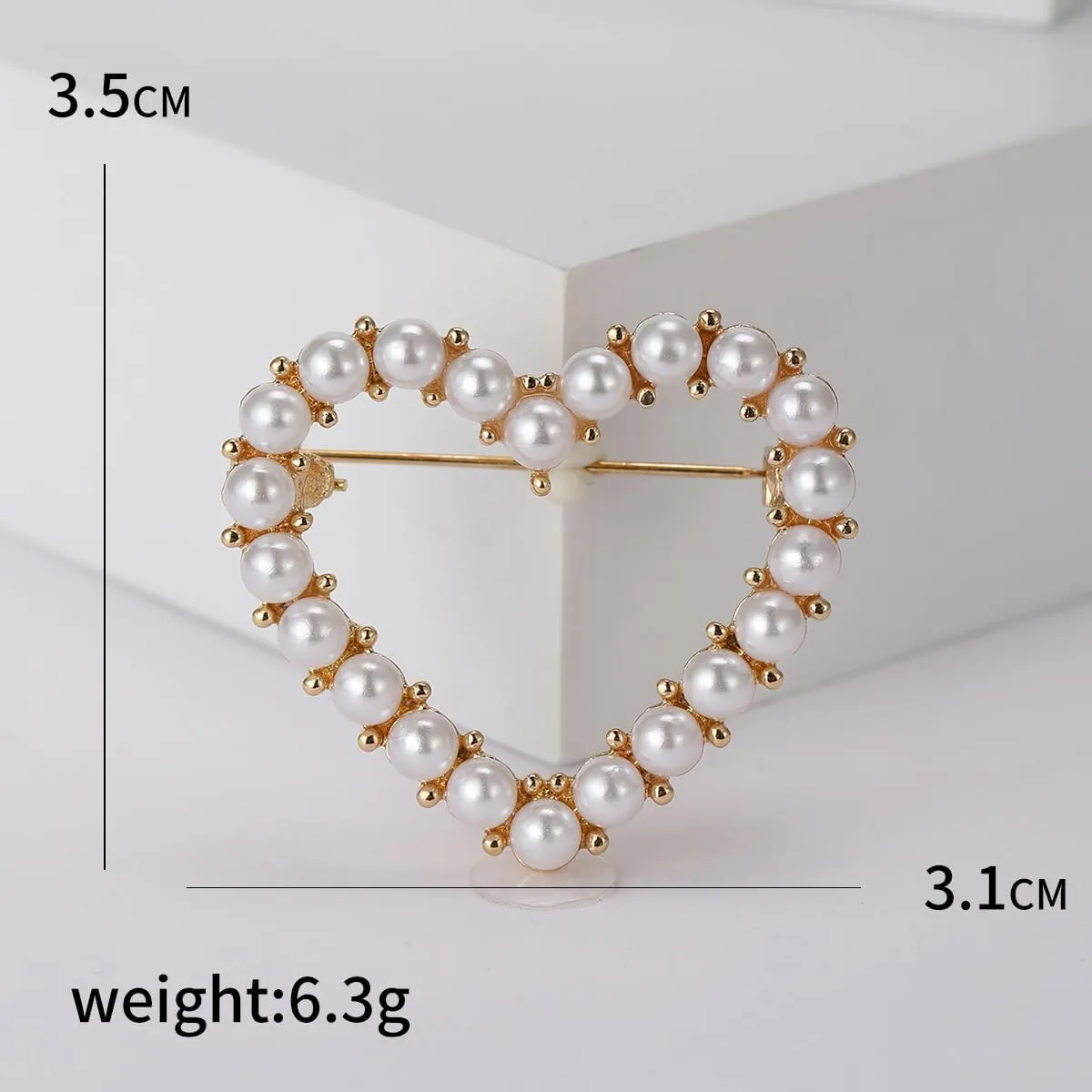 Crystal Love Heart Brooch Pin Valentine's Day Gift Pin Women Girls Hollow Heart Lapel Pin Badge for Mother's Day Gift