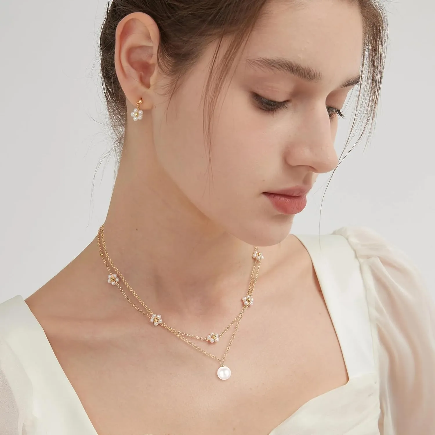 Daisy Necklace for Women Layered Pearl Necklace Set, 14k Gold Flower Necklaces as Summer Merch Jewelry, Pretty Pearl Choker Pendant Necklace as Trendy Gold Necklace Beach Gifts